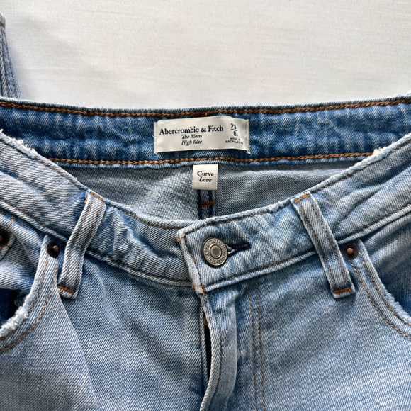 Abercrombie & Fitch Curve Love High Rise Mom Jeans - Picture 3 of 4